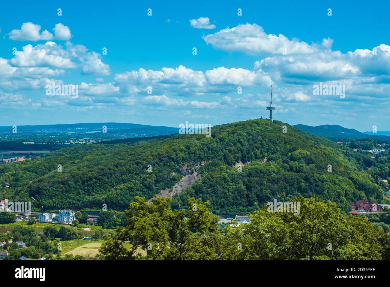 Paysage allemand pittoresque à Weserbergland. Vue sur Jakobsberg depuis le monument de l'empereur William (Wittekindsberg) près de la ville de Porta Westfalica, Nord R. Banque D'Images