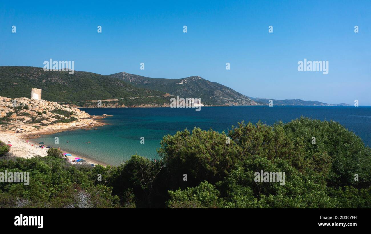 Belle mer et baie sur la plage de Chia et vue sur Torre del Budello, île de Sardaigne, Italie Banque D'Images