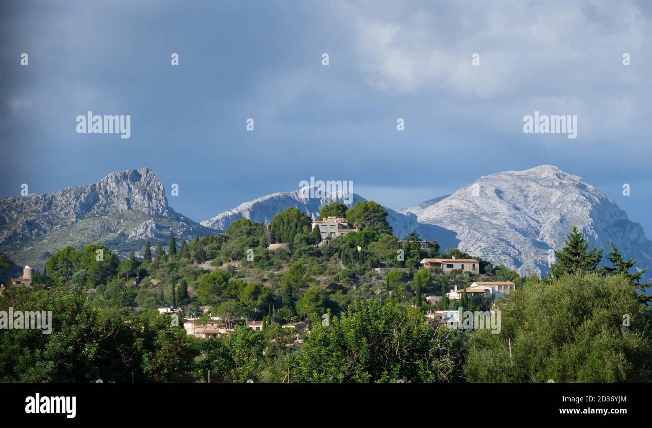 Chaîne de montagnes Tramuntana qui s'élève derrière la ville de Pollesa. Banque D'Images