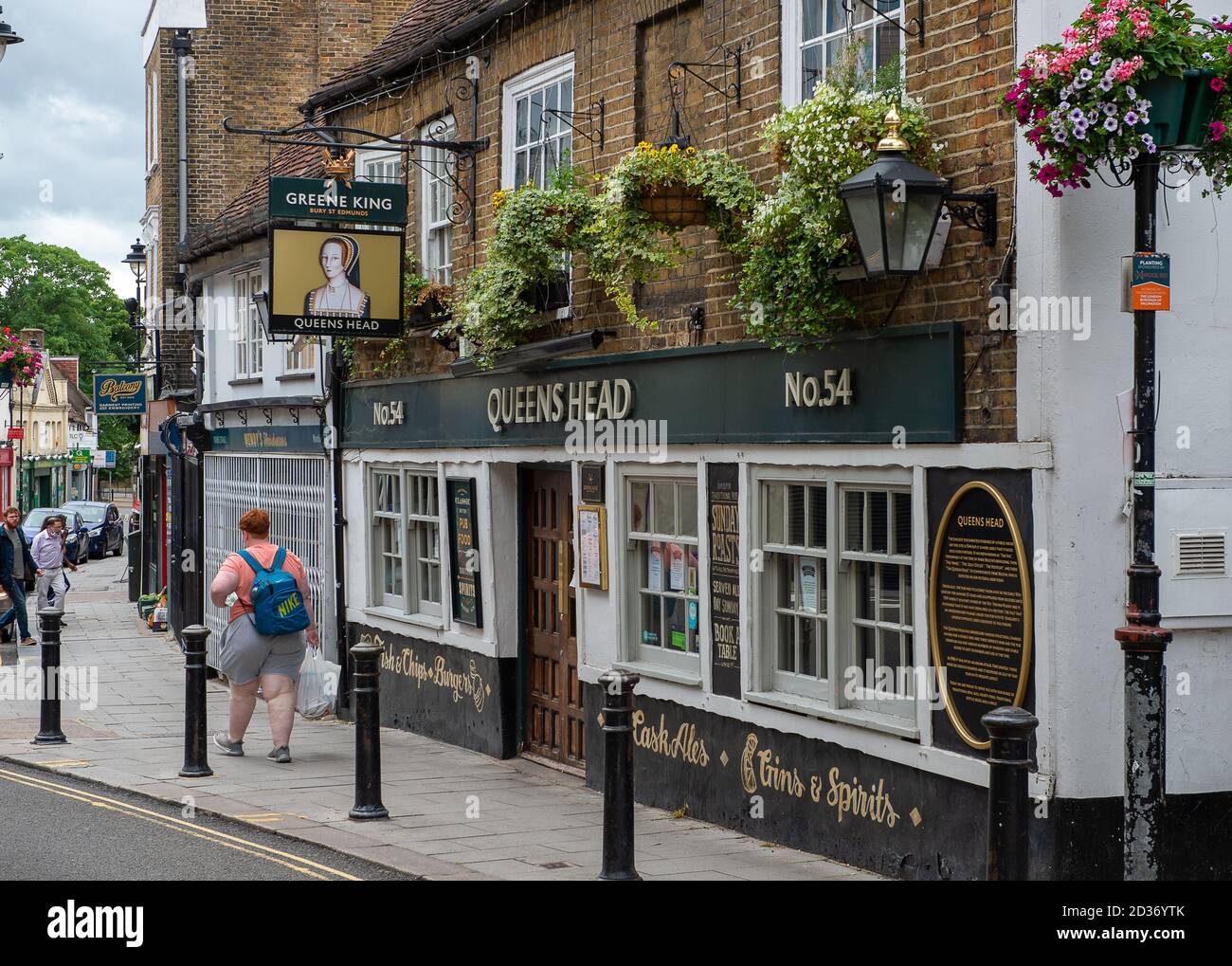 Aujourd'hui, les clients marchent devant le pub Queen's Head à Uxbridge. Les pubs d'Angleterre sont autorisés à rouvrir à partir de « Super Saturday » le 4 juillet 2020 suite à l'assouplissement des règles du lockdon du coronavirus Banque D'Images