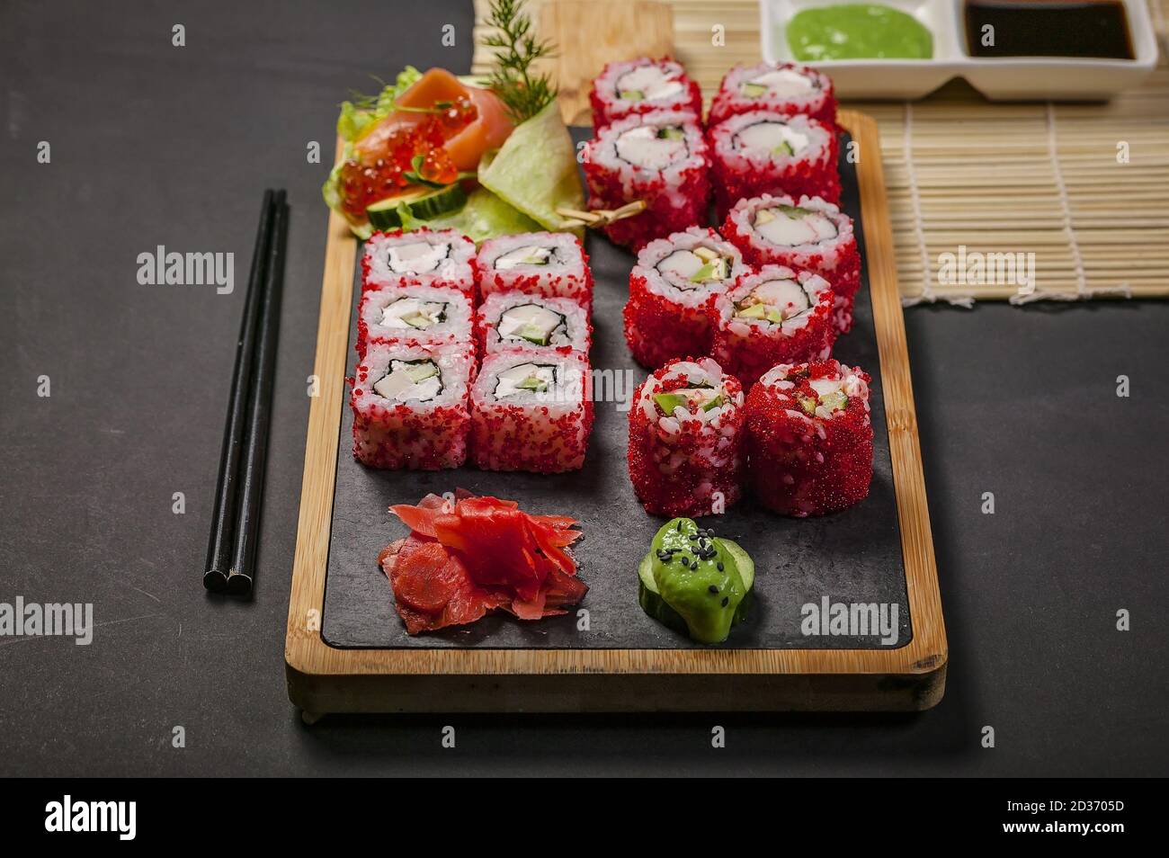 Ensemble de sushi japonais en gros plan avec caviar de poisson rouge  volant. Gingembre mariné, pâte de wasabi épicée et sauce soja Photo Stock -  Alamy