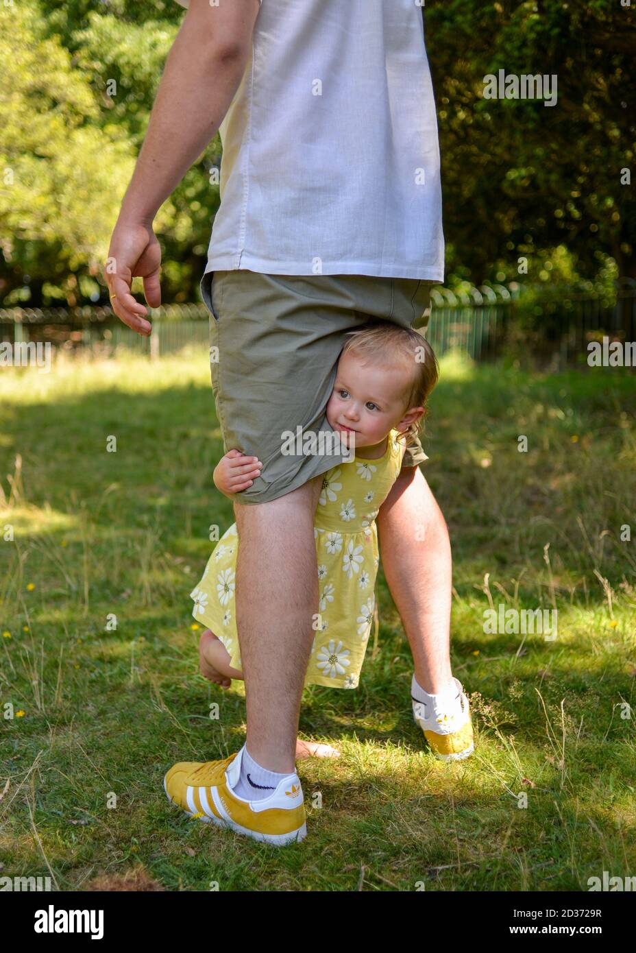 Child Between Legs Her Father Banque D'image Et Photos - Alamy