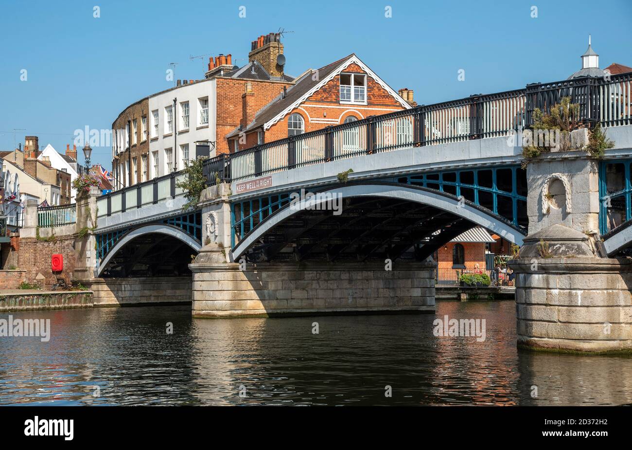 Eton, Buckinghamshire, Angleterre, Royaume-Uni. 2020. Le pont Windsor et Eton situé entre les deux villes. Pont voûté en fer et granit croisant t Banque D'Images