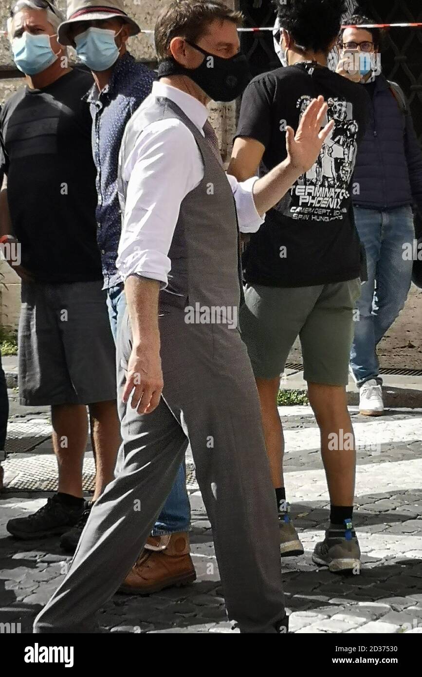 Rome, Italie - 6 octobre 2020 : Tom Cruise accueille les fans lors d'une pause dans le tournage de Mission impossible 7, entre les métiers du centre historique de Rome, Italie. Banque D'Images