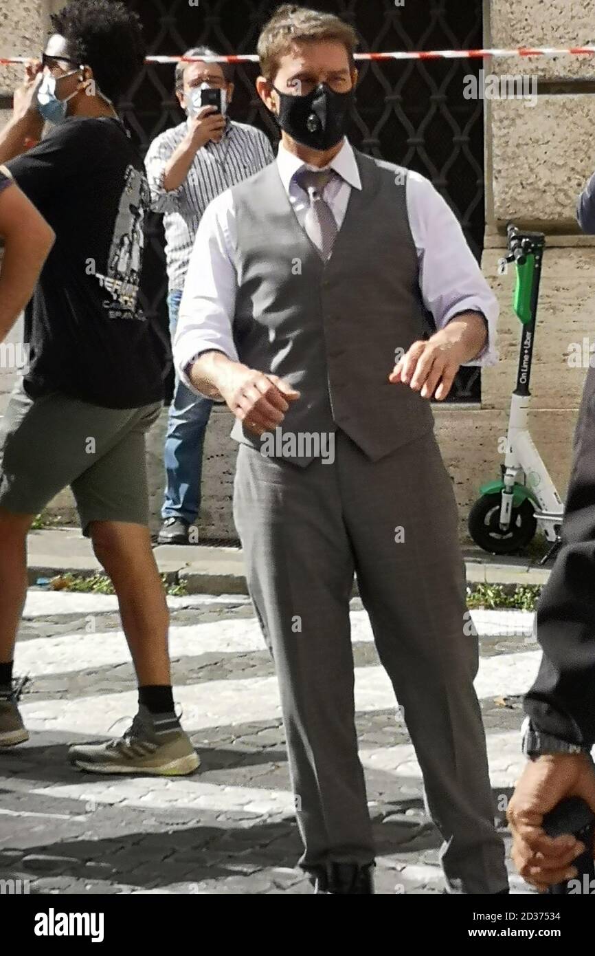 Rome, Italie - 6 octobre 2020 : Tom Cruise accueille les fans lors d'une pause dans le tournage de Mission impossible 7, entre les métiers du centre historique de Rome, Italie. Banque D'Images