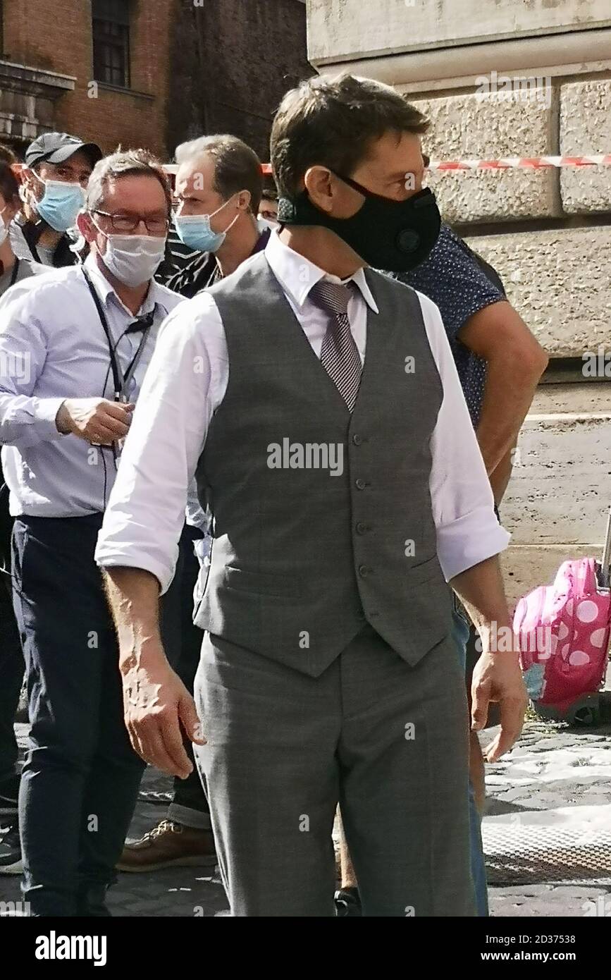 Rome, Italie - 6 octobre 2020 : Tom Cruise accueille les fans lors d'une pause dans le tournage de Mission impossible 7, entre les métiers du centre historique de Rome, Italie. Banque D'Images