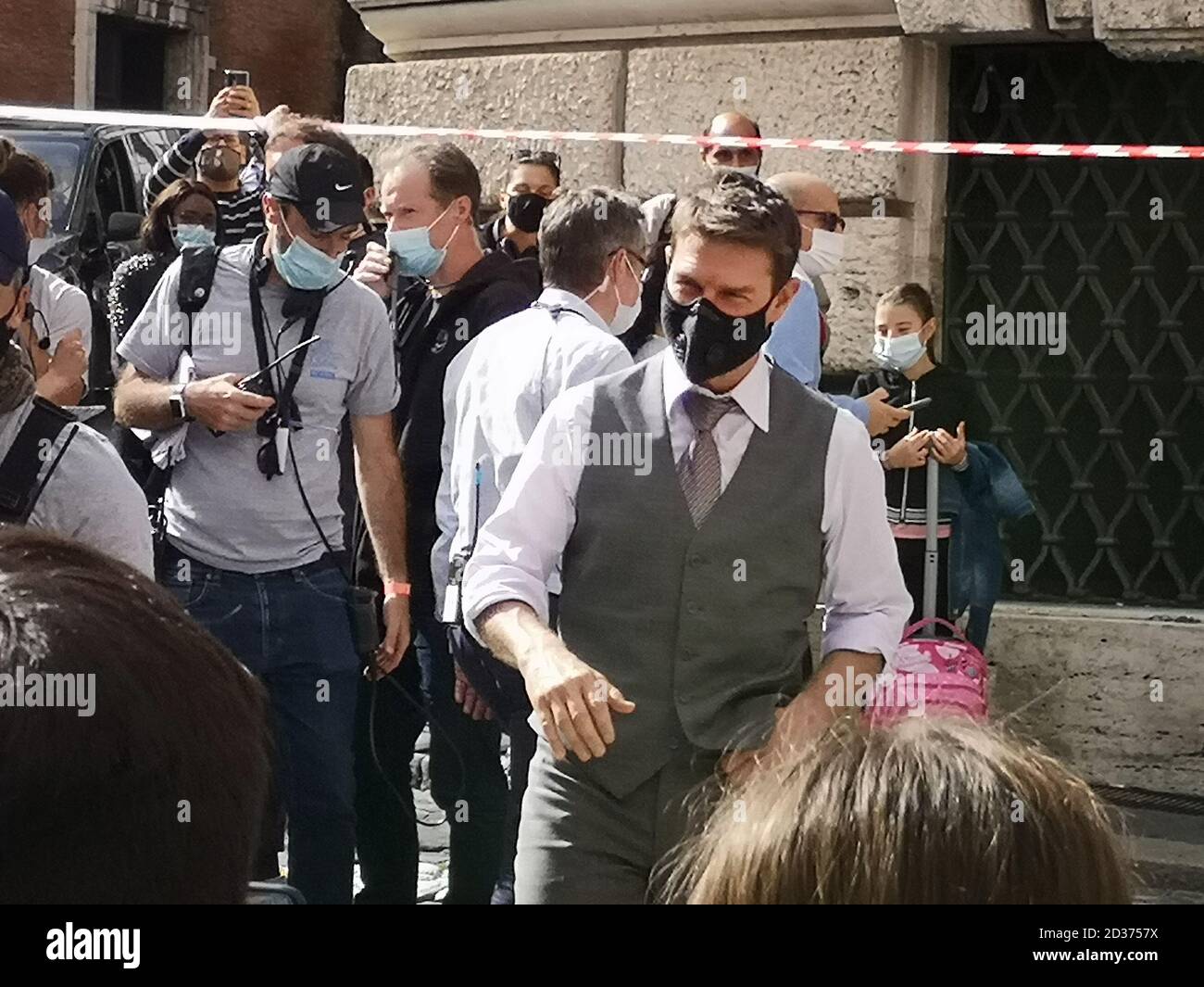 Rome, Italie - 6 octobre 2020 : Tom Cruise accueille les fans lors d'une pause dans le tournage de Mission impossible 7, entre les métiers du centre historique de Rome, Italie. Banque D'Images