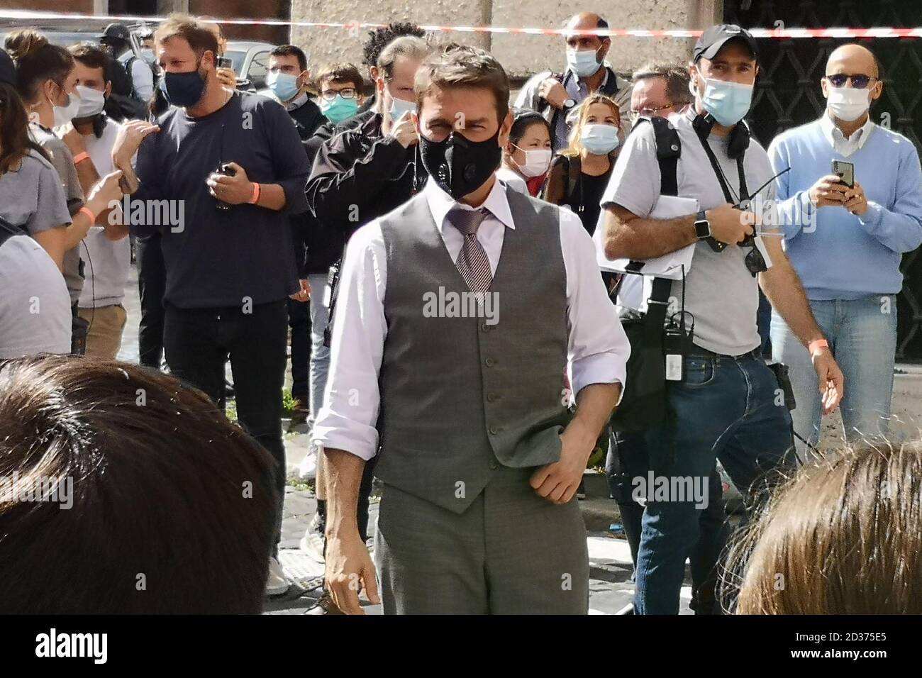 Rome, Italie - 6 octobre 2020 : Tom Cruise accueille les fans lors d'une pause dans le tournage de Mission impossible 7, entre les métiers du centre historique de Rome, Italie. Banque D'Images