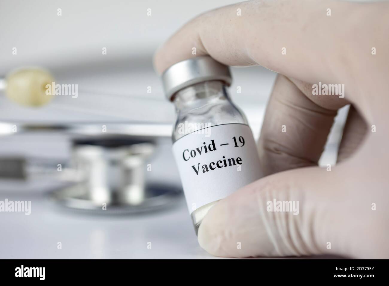 Covid-19 concept, le docteur tenant dans sa main le vaccin Banque D'Images