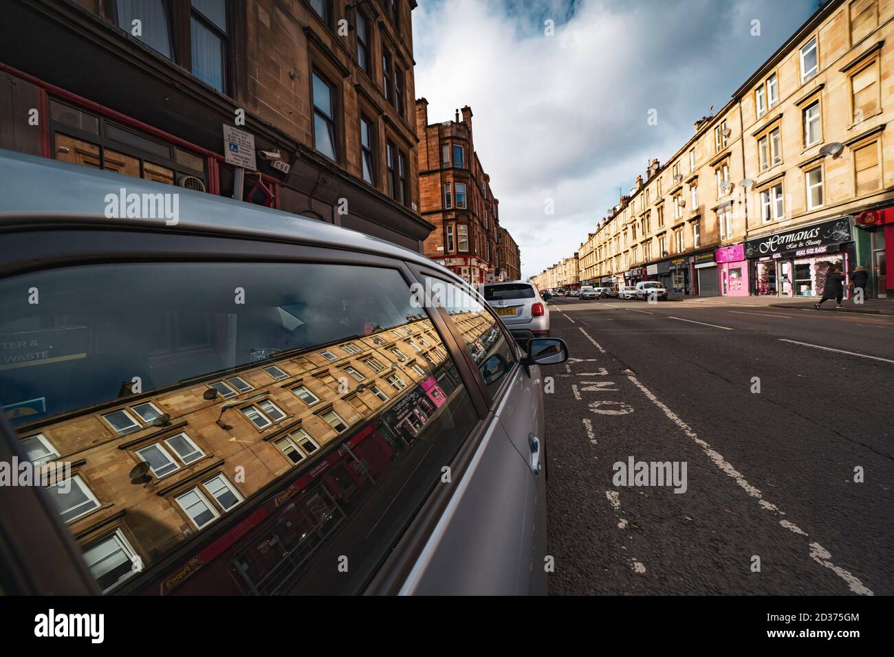 Duke Street à Dennistoun se reflète dans la fenêtre de voiture, Glasgow, Écosse, Royaume-Uni Banque D'Images