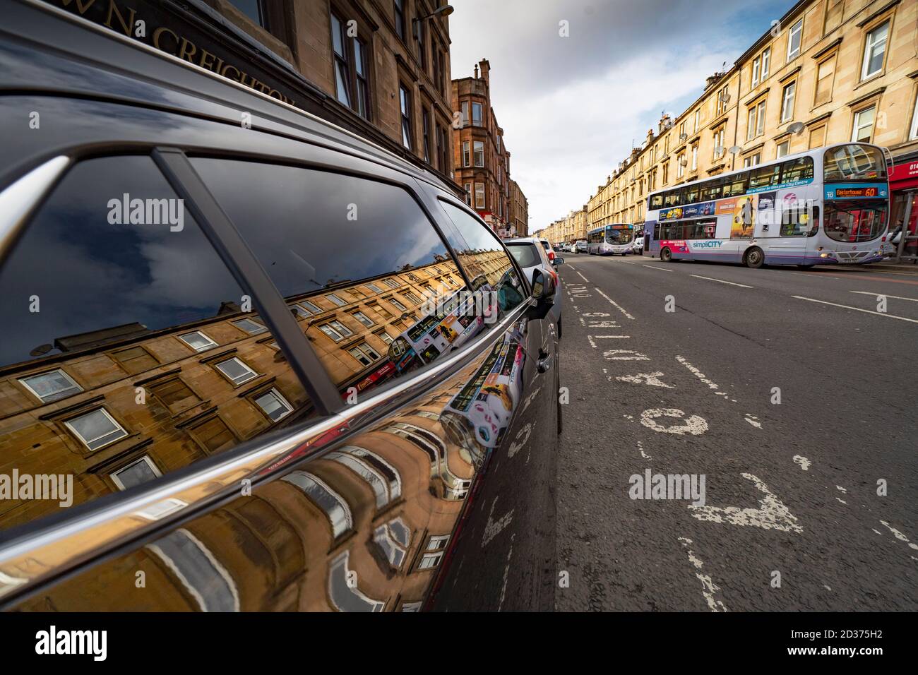 Duke Street à Dennistoun se reflète dans la fenêtre de voiture, Glasgow, Écosse, Royaume-Uni Banque D'Images