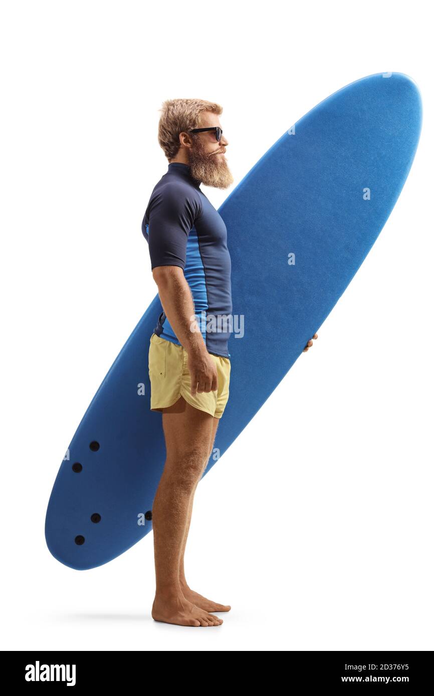 Photo pleine longueur d'un jeune homme à barbe blonde tenant une planche de surf isolée sur fond blanc Banque D'Images