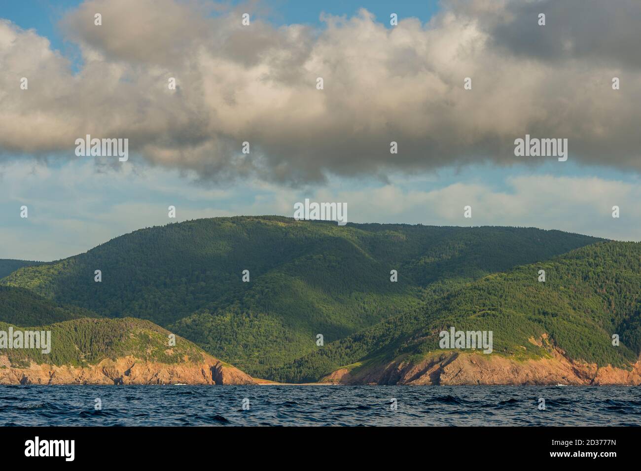 Vue sur la côte ouest de l'île du Cap-Breton près de Pleasant Bay, Nouvelle-Écosse, Canada. Banque D'Images