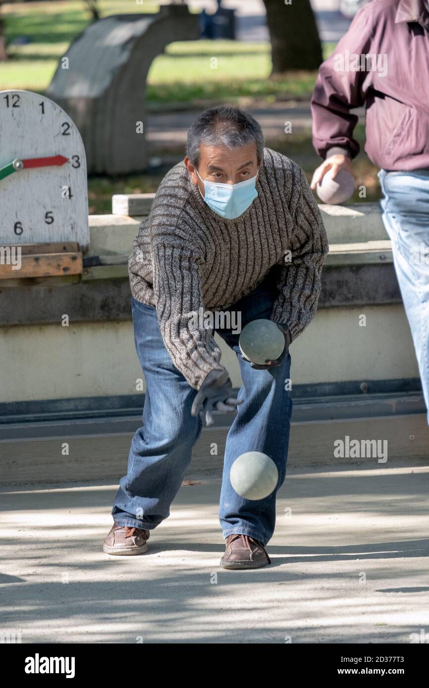 Un homme, probablement américain italien qui jette une balle dans un match de bocce, dans un parc à Flushing, Queens, New York City. Banque D'Images