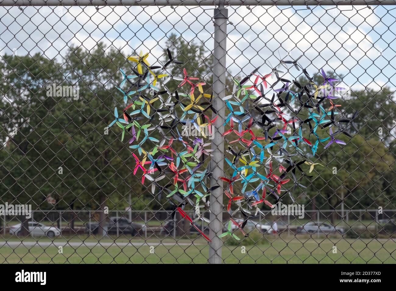 Un grand coeur de taille fait d'avions en plastique et coincé dans une clôture de chaînette. À Flushing Meadows Corona Park, Queens, New York. Banque D'Images