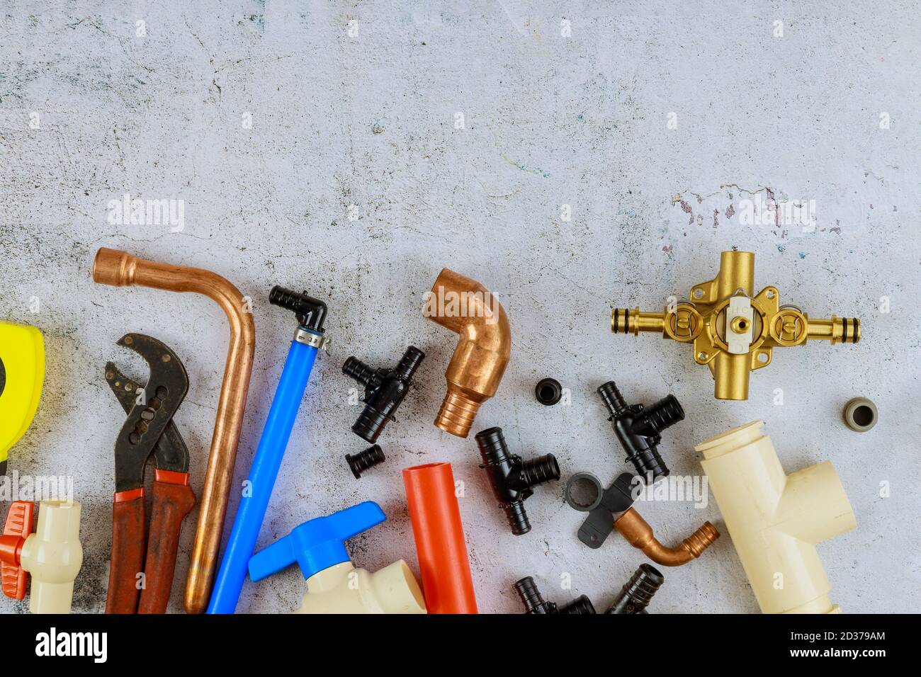 Les outils nécessaires pour plombiers ont été préparés par un artisan,  raccords de tuyauterie sur un matériel de plomberie d'amélioration de la  maison Photo Stock - Alamy