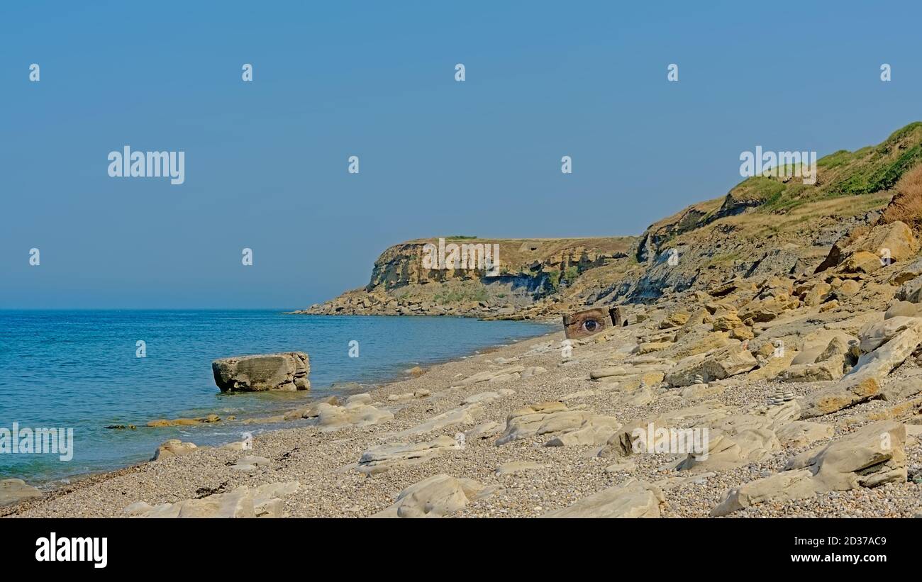 Côte rocheuse avec reméisn de bunker et falaises de Cap gris nez de la côte française d'Opale le long de la mer du Nord en arrière-plan. Banque D'Images