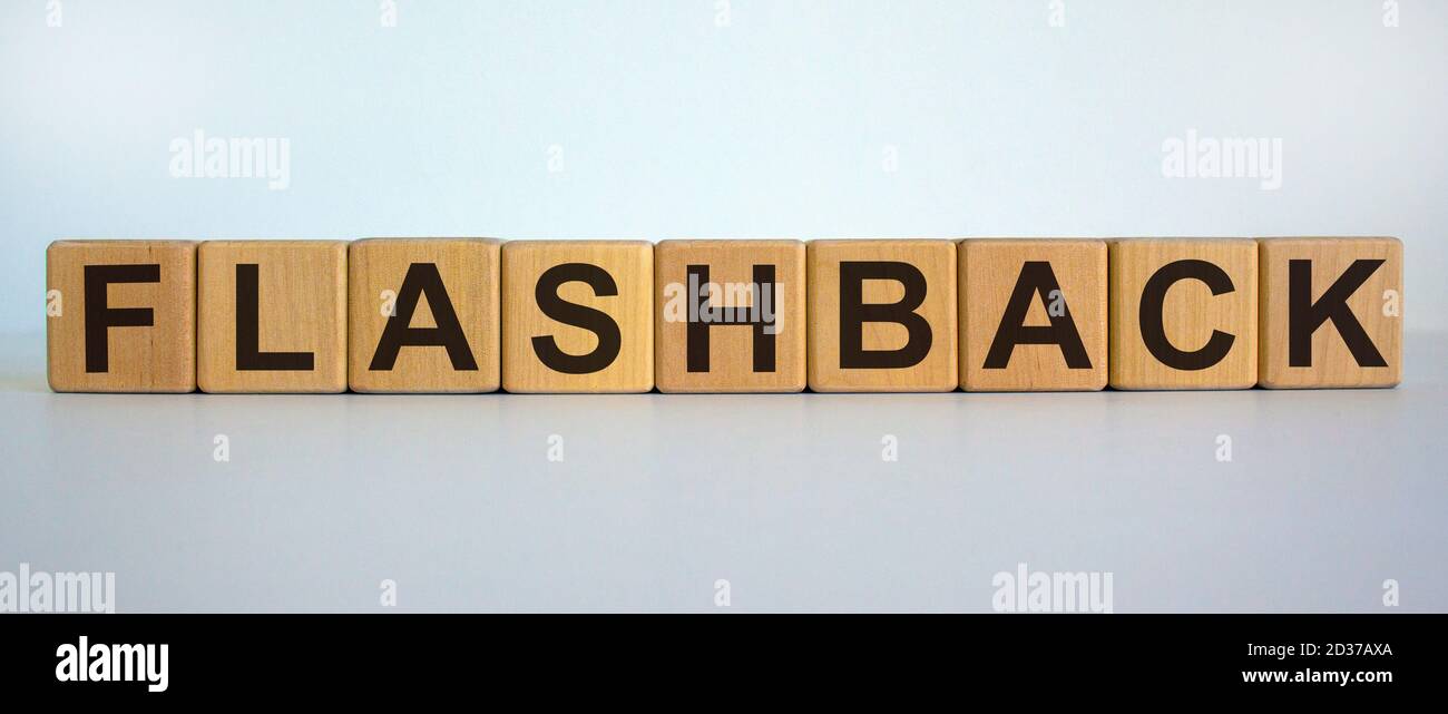 Cubes en bois avec le mot « flashback ». Magnifique fond blanc. Concept commercial et éducatif. Copier l'espace. Banque D'Images