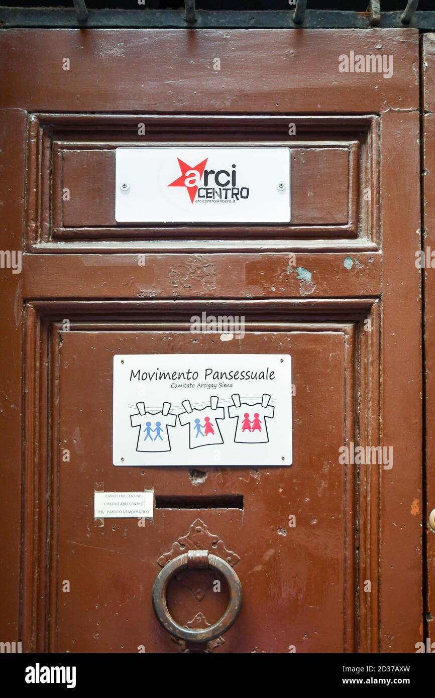 Vue rapprochée de la porte d'entrée du siège d'Arci Centro et du mouvement pansexuel (Arcigay) dans le centre historique de Sienne, Toscane, Italie Banque D'Images
