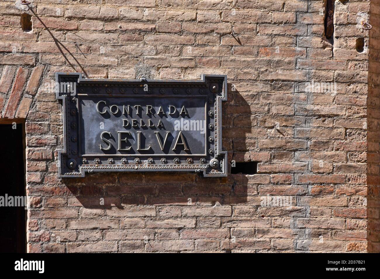 Signe métallique du siège de la Contrada della Selva à Piazzetta della Selva, centre historique de Sienne, Toscane, Italie Banque D'Images