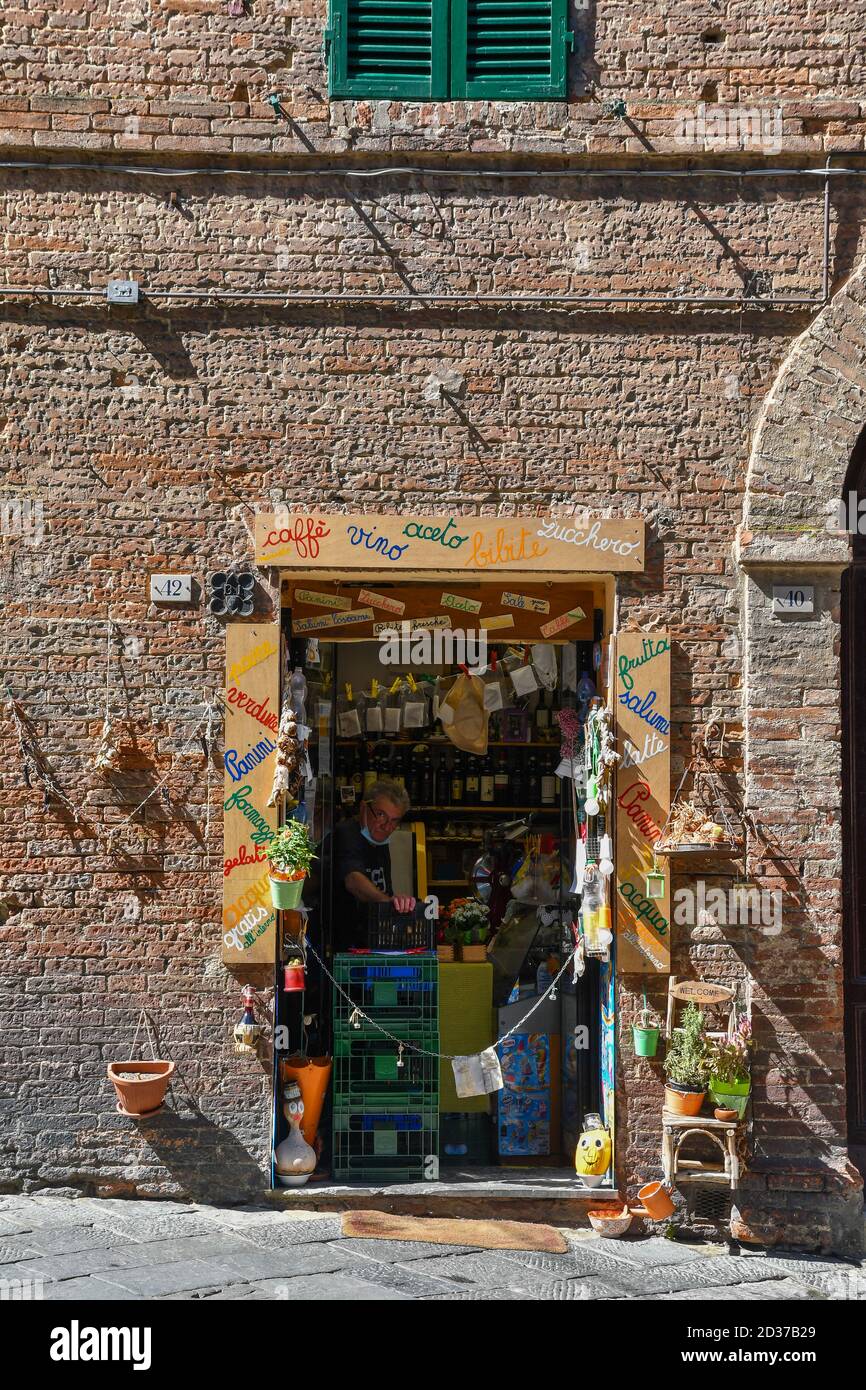 Extérieur d'une petite épicerie dans le centre historique de Sienne, site classé au patrimoine mondial de l'UNESCO, Toscane, Italie Banque D'Images