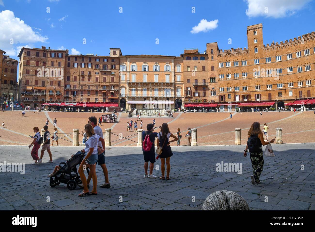 Vue sur la place Piazza del Campo dans le centre historique de Sienne, site classé au patrimoine mondial de l'UNESCO, avec des gens et des touristes en été, Toscane, Italie Banque D'Images