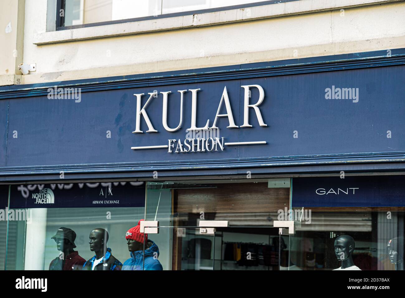 Derry, Irlande du Nord - 27 septembre 2020 : le panneau pour le magasin de vêtements de mode de Kular à Derry. Banque D'Images