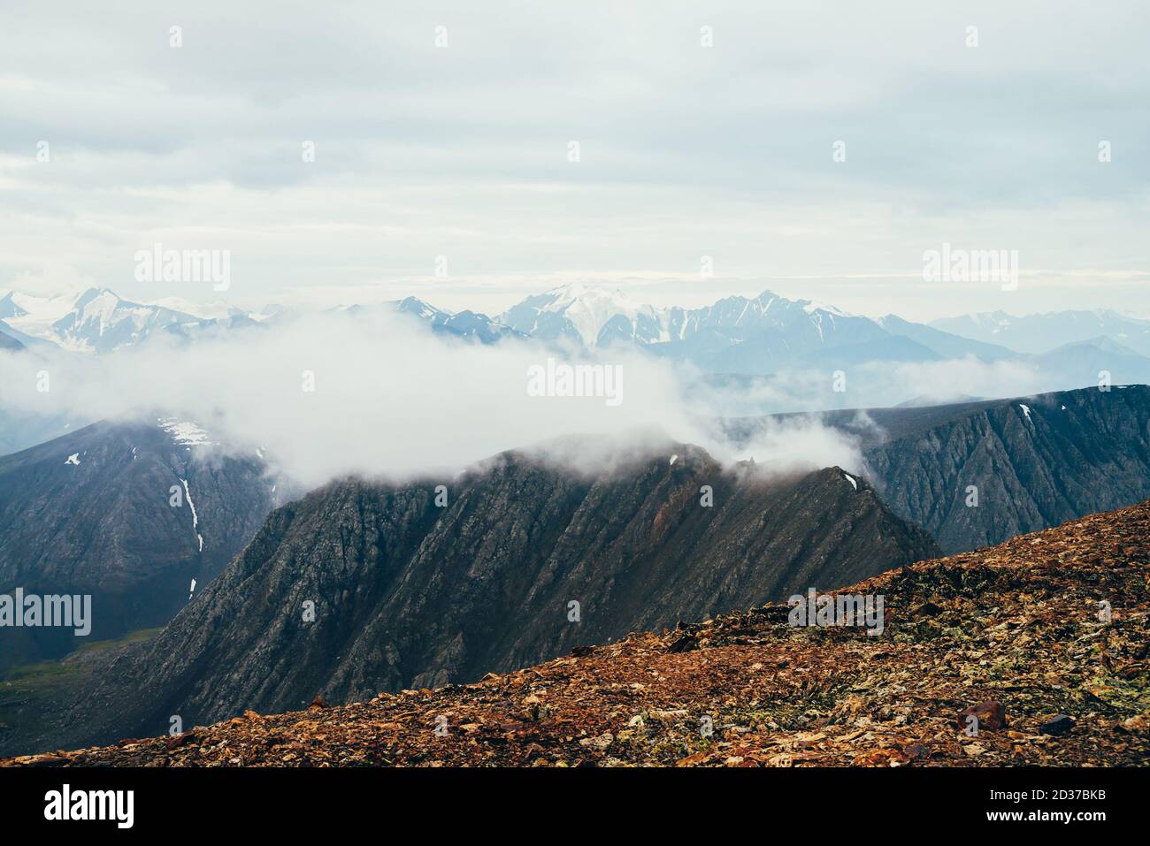 Paysage alpin avec de grandes rocheuses et des montagnes enneigées géantes avec glacier. Belle vue de la montagne pierreuse au nuage bas au-dessus de magnifique Banque D'Images