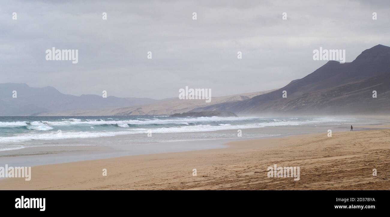 Vagues se déroulant sur une plage de sable à Playa de Cofete, Fuerteventura Banque D'Images