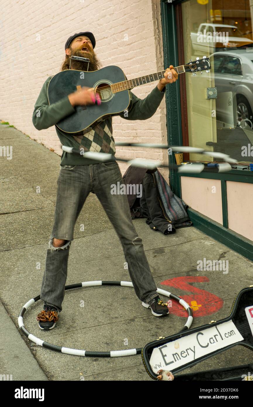 Emery Carl, artiste de rue, interprète avec hula Hoop au Pike place Market à Seattle, État de Washington, États-Unis. Banque D'Images