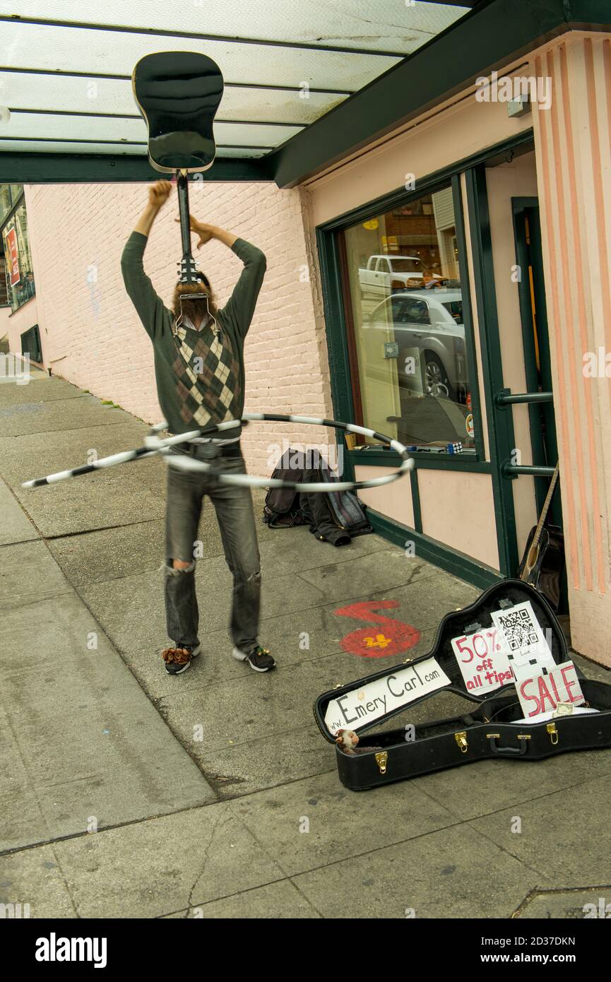 Emery Carl, artiste de rue, interprète avec hula Hoop au Pike place Market à Seattle, État de Washington, États-Unis. Banque D'Images
