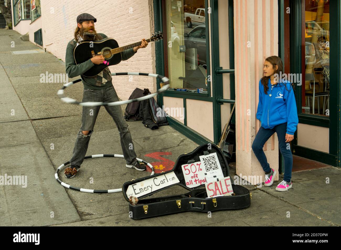 Emery Carl, une femme qui regarde la rue, interprète avec hula Hoop au Pike place Market à Seattle, dans l'État de Washington, aux États-Unis. Banque D'Images
