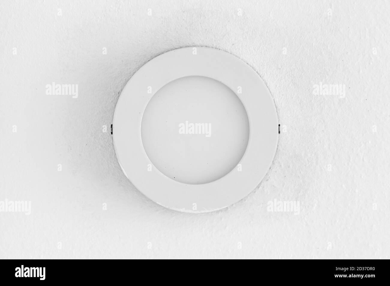 Elément lumineux rond encastré monté au plafond blanc, photo de gros plan Banque D'Images