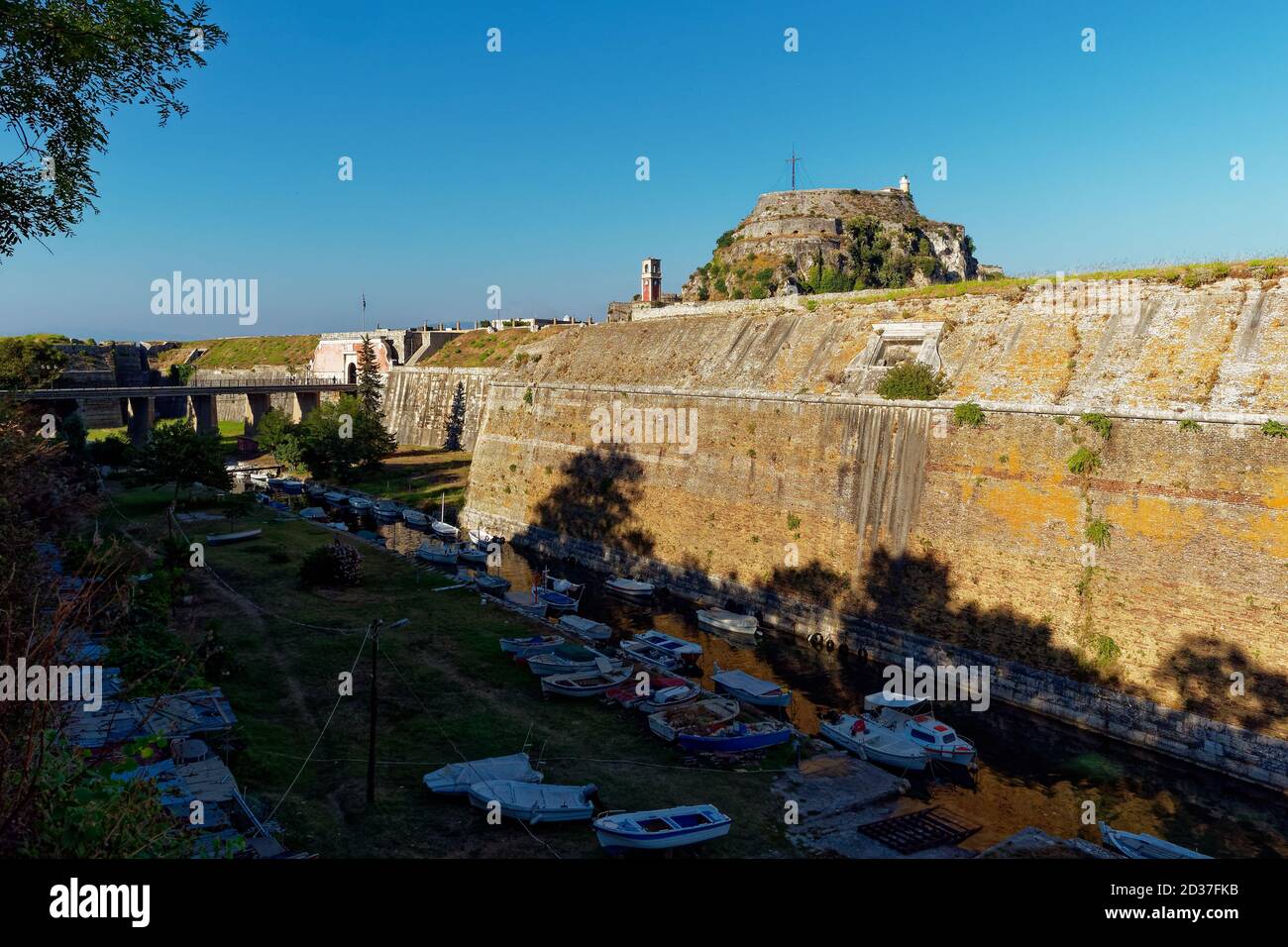 L'ancienne forteresse vénitienne de Corfou est une forteresse vénitienne dans la ville de Corfou à l'époque byzantine. Port de mer sur l'île de grèce, ciel bleu et mer bleue. Banque D'Images