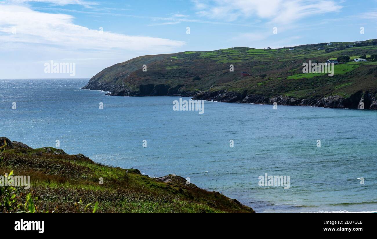 L'océan Atlantique dans une crique près de Barleycove à l'ouest de Cork, en Irlande. Banque D'Images