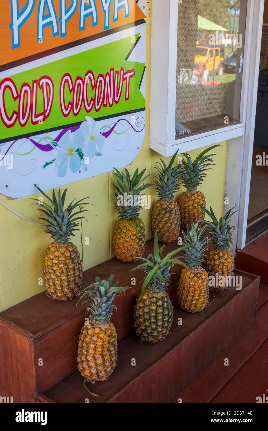 Porte-fruits coloré avec ananas à Waimea sur l'île de Kauai, Hawaï, États-Unis. Banque D'Images