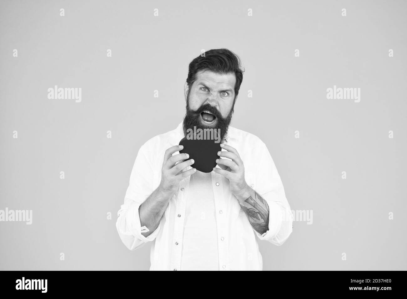 La maladie de coeur. De saines habitudes et style de vie. La surveillance et la mesure. Hipster barbu homme tenir cœur rouge. Prescrire des médicaments diminuant la pression artérielle cholestérol. Sentir le rythme cardiaque pouls rythmique. Banque D'Images