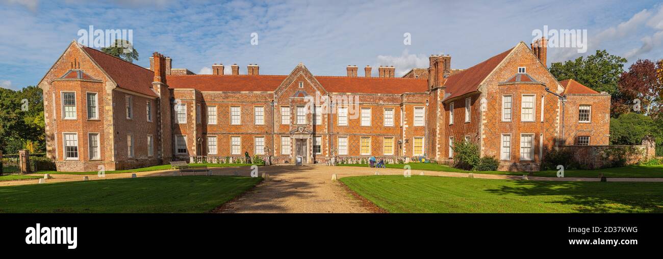 Panorama de la Vyne et de la conduite menant à l'avant de la maison familiale victorienne était autrefois une centrale. Basingstoke, Hampshire, Angleterre. Banque D'Images