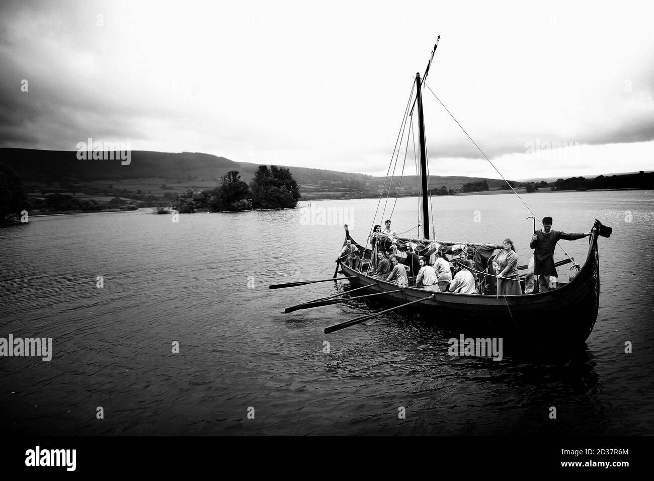 Bataille de Viking sur le lac de Llangorse Sourh pays de Galles, Powys. Un groupe d'amateurs de viking s'est réuni au lac Llangorse dans le parc national de Brecon Beacons pour y mettre en scène Banque D'Images