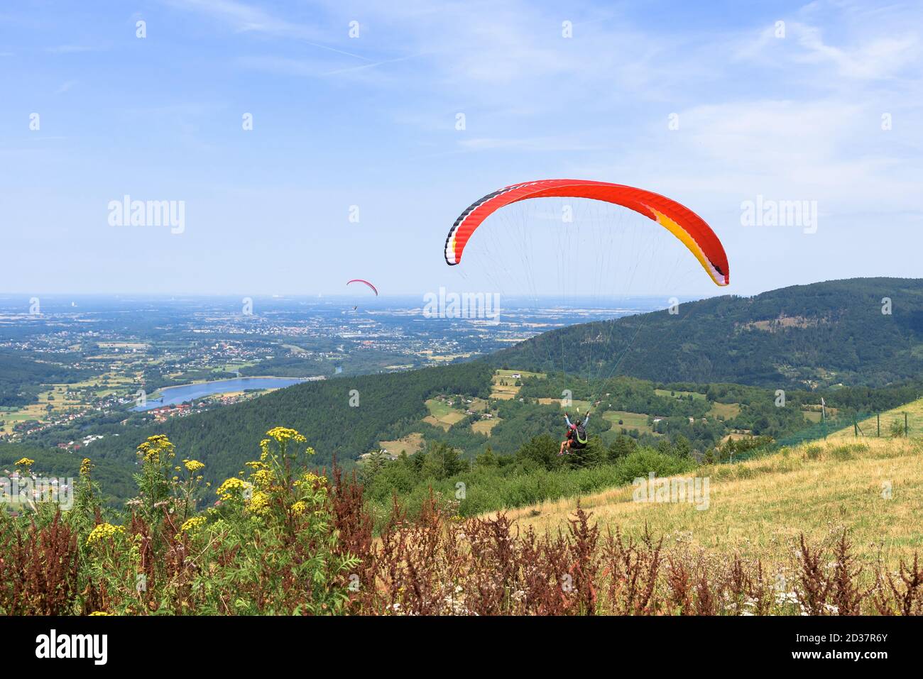 Les parapentes commencent leur vol sur la montagne ZAR près de Zywiec in Sud de la Pologne Banque D'Images