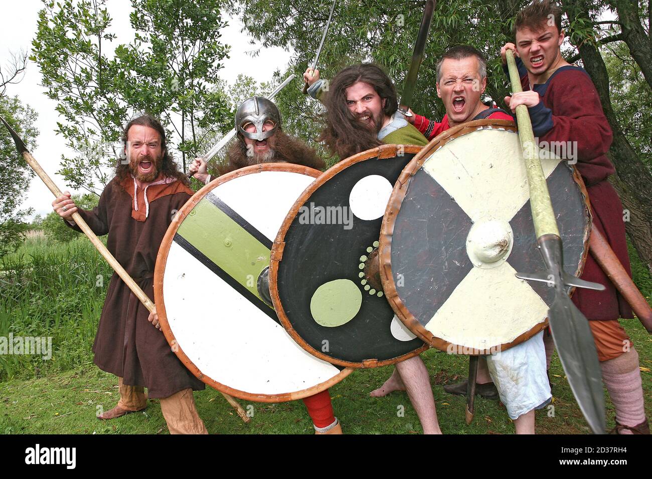 Bataille de Viking sur le lac de Llangorse Sourh pays de Galles, Powys. Un groupe d'amateurs de viking s'est réuni au lac Llangorse dans le parc national de Brecon Beacons pour y mettre en scène Banque D'Images