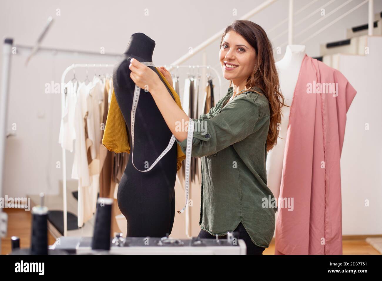 Couturière travaille à de nouveaux vêtements commandés par le client Internet Banque D'Images