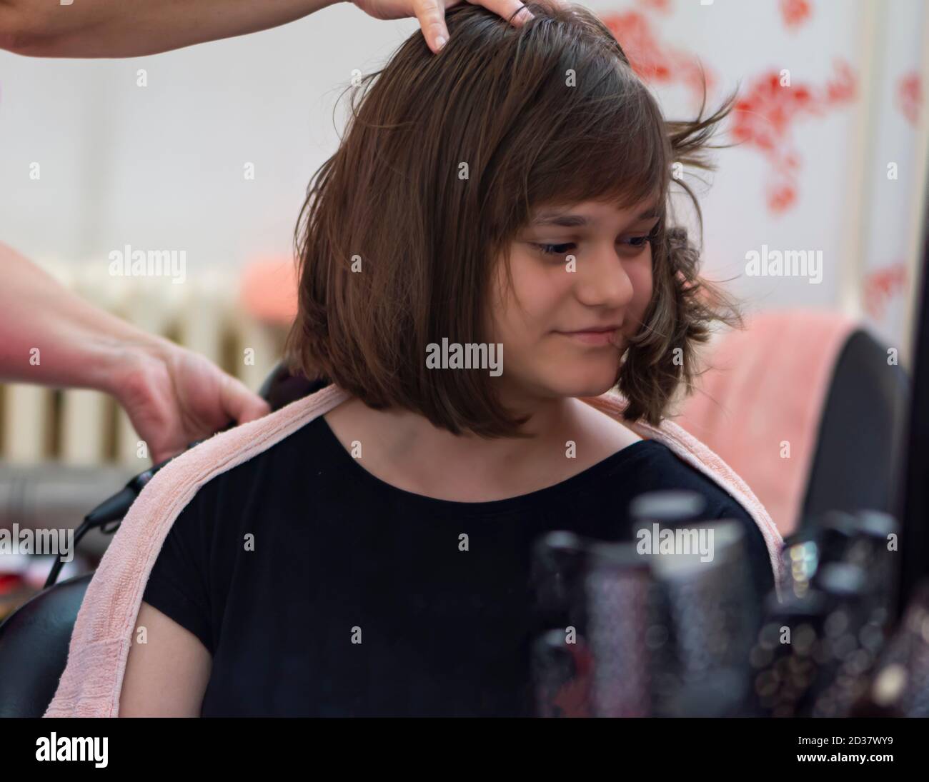 Portrait de la jeune fille au salon de coiffure Banque D'Images