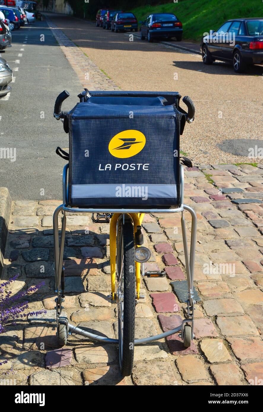 LE MANS, FRANCE - 31 août 2017 : location d'un bureau de poste La Poste de ville Banque D'Images