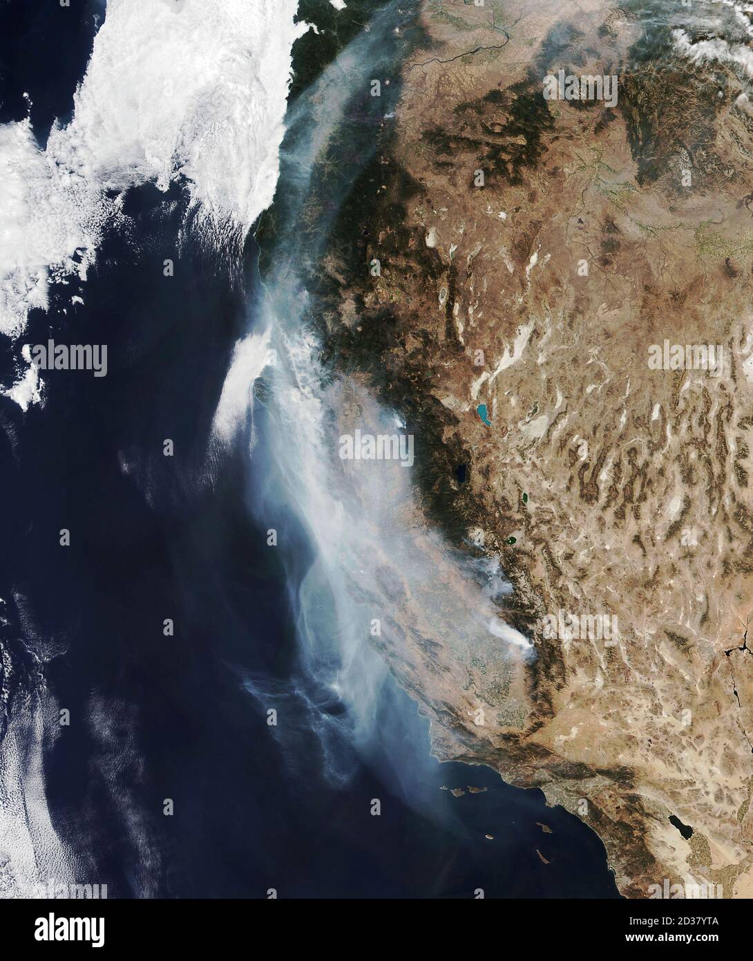 Image satellite de la NOAA prise par le satellite NOAA-20 montrant de la fumée provenant de feux de forêt massifs dans le nord de la Californie le 1er octobre 2020. CalFire a rapporté plus de 4 millions d'acres détruits et 31 personnes tuées dans les pires incendies de l'histoire récente. Banque D'Images