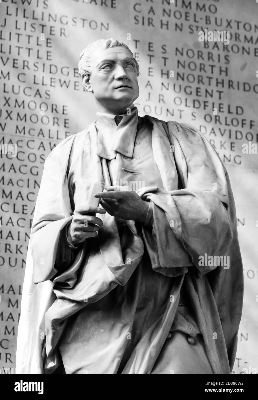 Cambridge, Royaume-Uni - 04 2015: Statue d'Isaac Newton illuminée par les rayons du soleil Banque D'Images