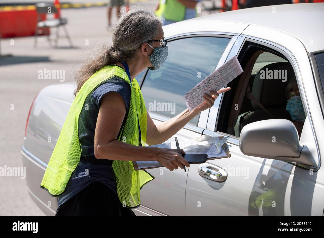 Austin, TX USA 7 octobre 2020 : les responsables des élections du comté de Travis reçoivent des bulletins de vote par courrier dans la seule installation de collecte autorisée dans le comté une semaine avant le début du vote par anticipation pour les élections de novembre 2020. Les électeurs présentent une pièce d'identité avec photo, signent un grand livre et observent que leur bulletin de vote est déposé dans une boîte de vote sécurisée. Crédit : Bob Daemmrich/Alay Live News Banque D'Images