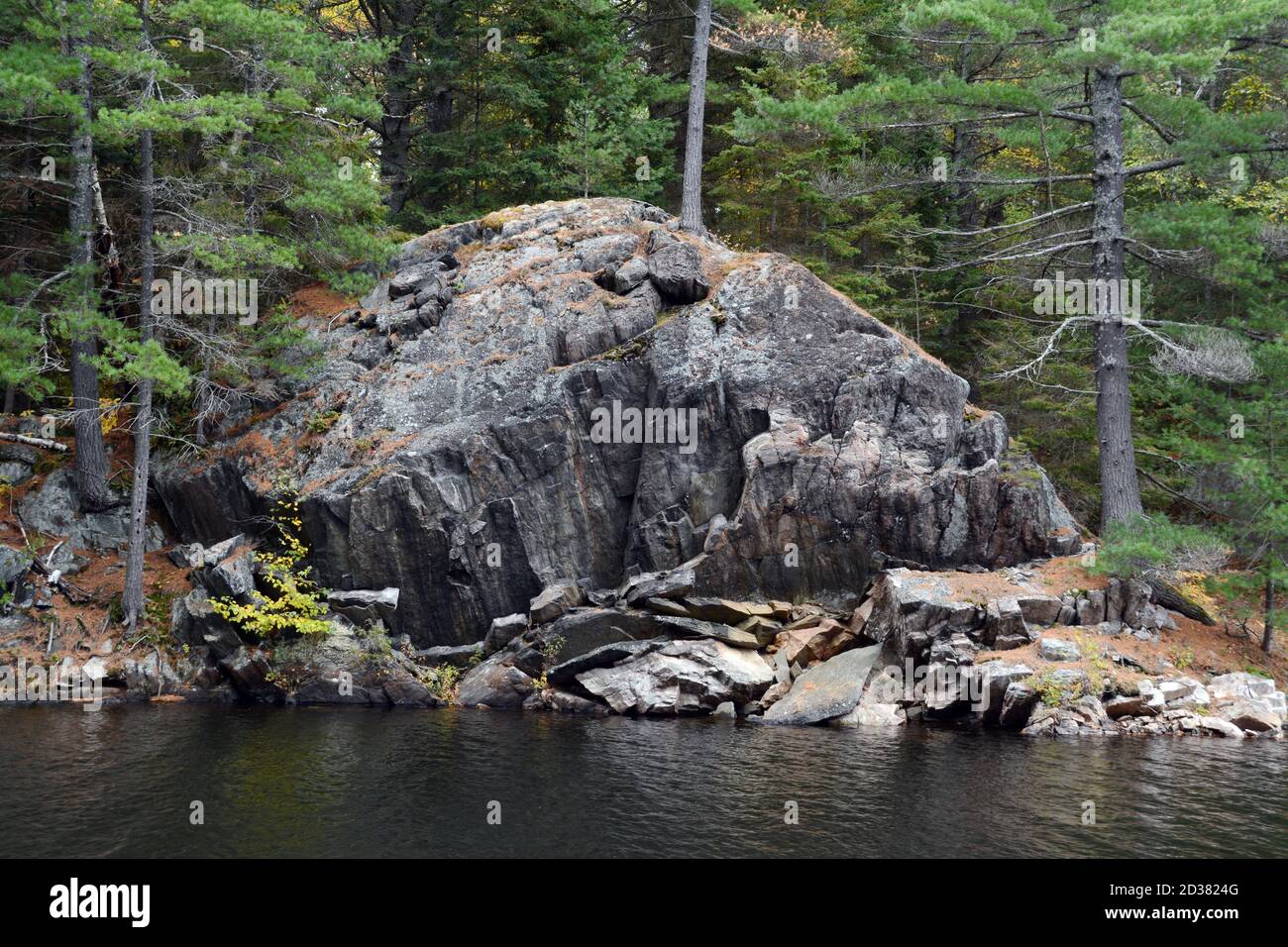 Un grand rocher sur un lac au parc point Grondine, propriété et exploité par les Premières nations Odawa et Amikwa, près de Killarney, Ontario, Canada. Banque D'Images