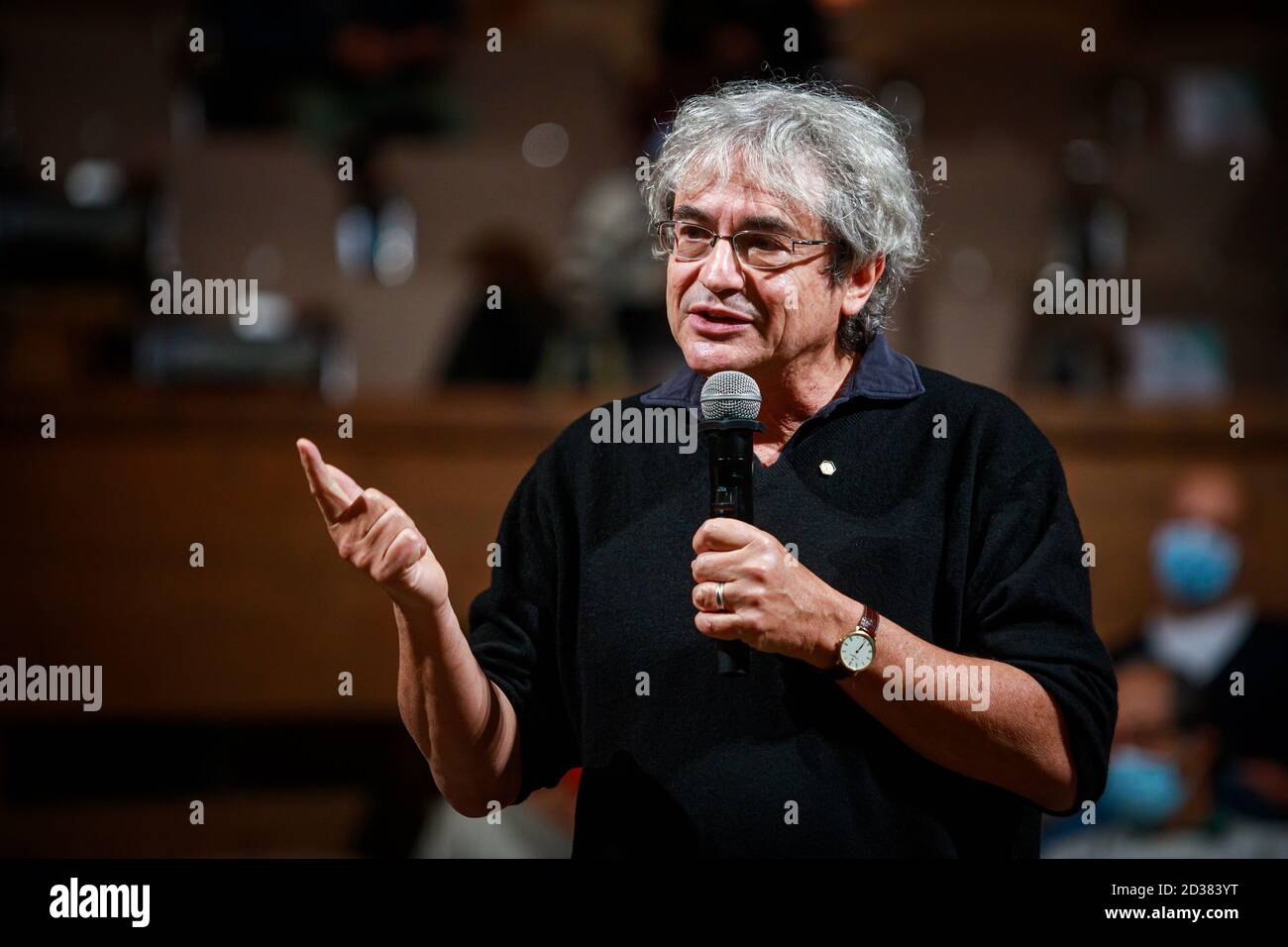 Bologne, Italie. 07e octobre 2020. Le physicien italien Carlo Rovelli présente son dernier livre 'Helgoland' à l'Université de Bologne, Aula Magna Santa Lucia, le 07 octobre 2020, à Bologne, en Italie. Crédit: Massimiliano Donati/Alay Live News Banque D'Images