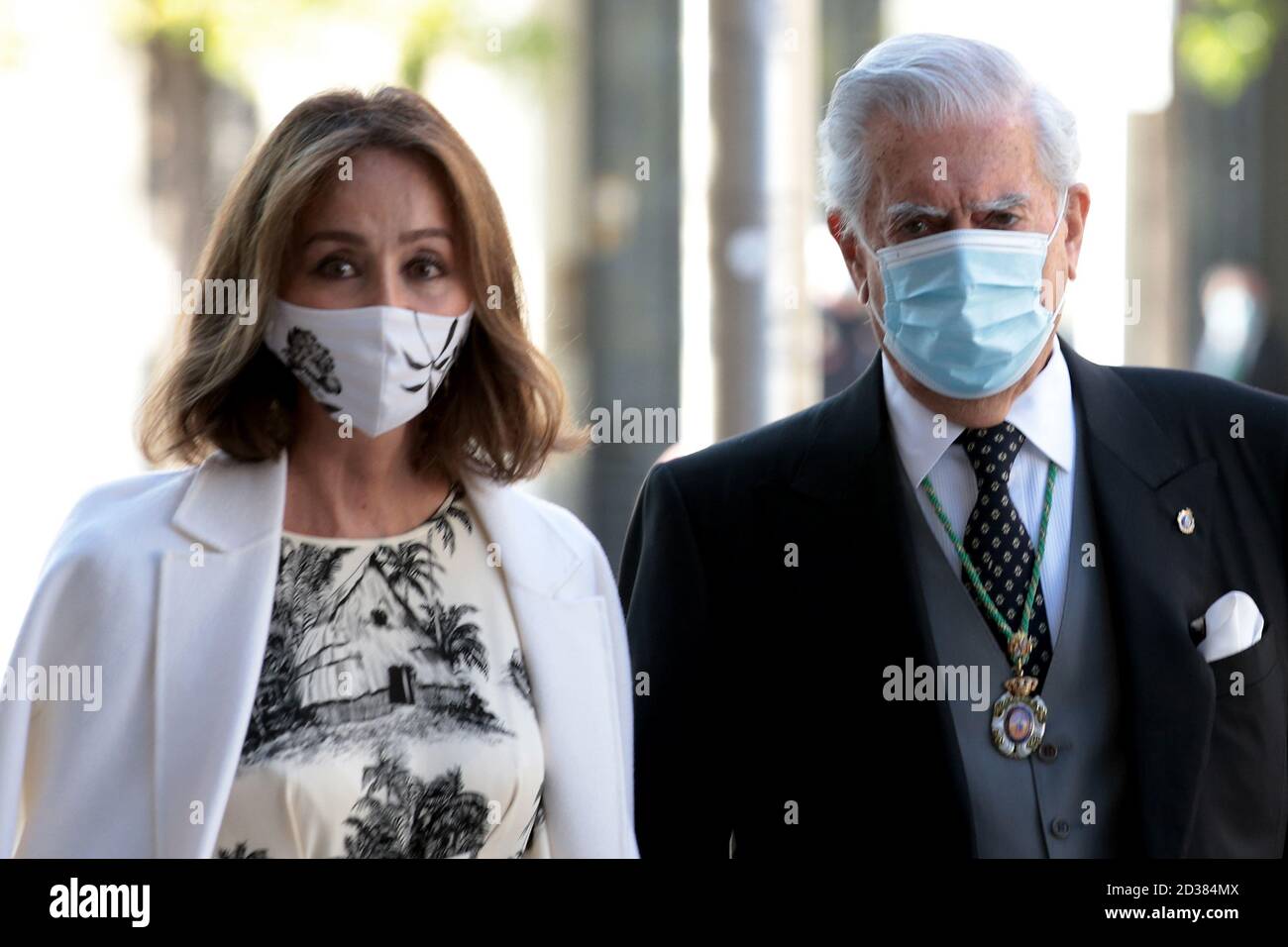 Madrid, Espagne; 07/10/2020.- Mario Vargas Llosa Prix du roman pour la littérature et sa copine Isabel Preysler à leur arrivée à l'ouverture solennelle du cours des dix académies royales de l'Institut d'Espagne, Qui cette année a eu lieu au siège de l'Académie royale espagnole.le protagoniste de l'époque était l'écrivain Benito Pérez Galdós (10 mai 1843, 4 janvier 1920) avec la participation du roi Felipe VI Photo: Juan Carlos Rojas/Picture Alliance | utilisation dans le monde entier Banque D'Images